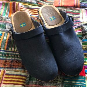 MIA ALMA blue suede clogs